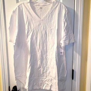 NWT GAP Mens Vneck tee size XL